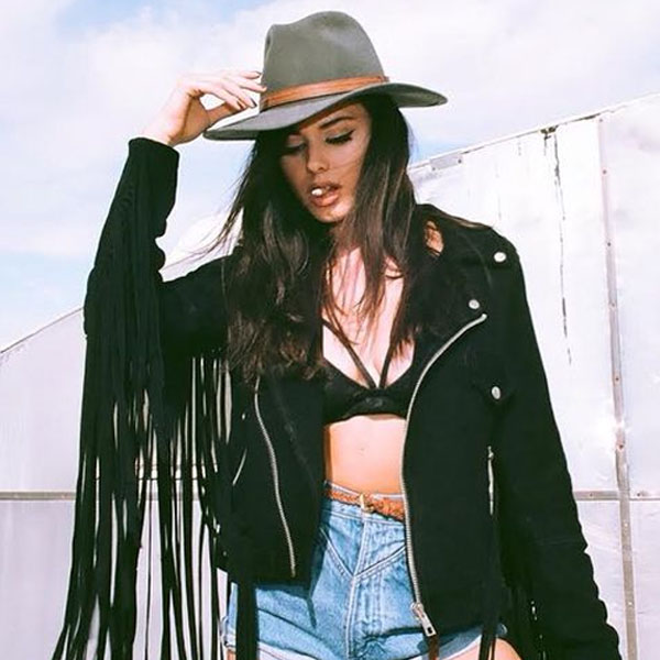 alie-layus-look-jaqueta-preta-franja-chapeu